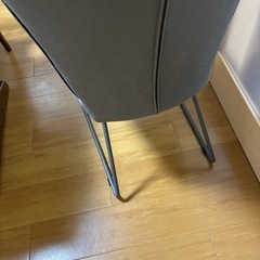 グレー椅子の画像