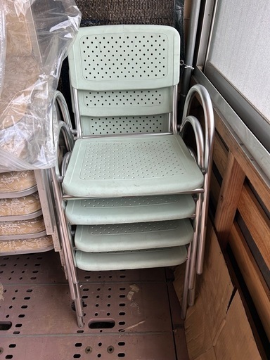 樹脂タイプの椅子