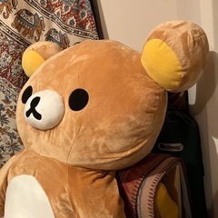 大きなリラックマのぬいぐるみの画像