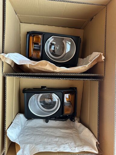 ランクル250・メーカ純正・丸目ヘッドライト・新品未使用品・左右セット