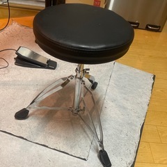 電子ドラムと防音マットの画像