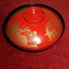 やや浅めのお椀です