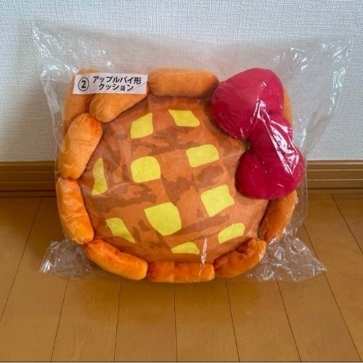 ハローキティ50周年　アップルパイ型クッション
