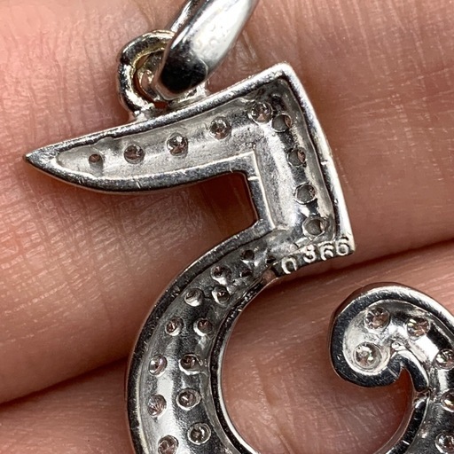 ナンバートップ　5 K18WG ダイヤペンダント　 0.366ct 3.9g