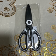 黒と白のキッチンハサミ