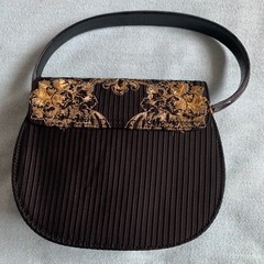 FERREフェレ刺繍デザインの礼装用ハンドバッグの画像