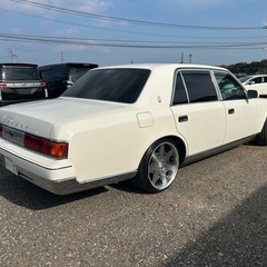 【希少】白センチュリー　平成21年式　車検8年3月　走行不明　19インチアルミ　キーレス　ナビ　DVD  ナビTVキッド　元ハイヤー車両　左リア運転席から開け閉め可能　ドアミラー車　本革シート　ETC  ローダウン　ロアアームキッドあり　CDチェンジャー　エアーシート　ヒートシート　リアマッサージ機能　全席パワーシート　マイナスイオン　オットマン　修復歴なし　の画像