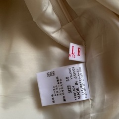 ELLE❣️上品なラメ刺繍糸入りのアイボリー色ウールスカートの画像