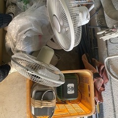 不燃ゴミなのか❔もちろんタダです。だだ今3名様順番待ち中‥