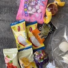 栄養ドリンク、お菓子などの画像