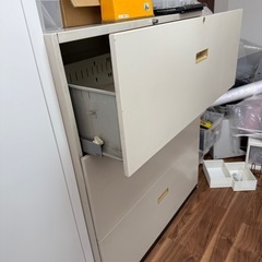鍵付き書庫（3段）の画像