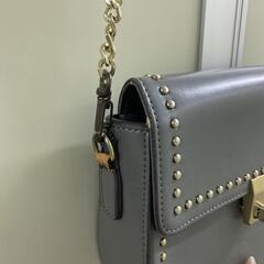 グレー スタッズ ショルダーバッグの画像