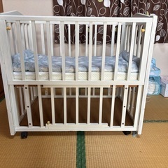 ベビーベッド(マット付き)【取引中】