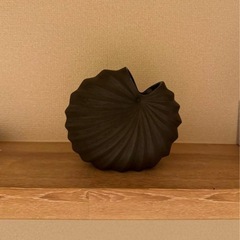 黒 陶器 貝殻型 花瓶　アンモナイト型の画像