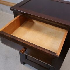松本民芸家具のC型電話台/キャビネットのご紹介です。ミズメザクラ無垢材を使用したクラシカルなフォルムの和・洋問わず活躍する収納家具です。シンプルな中に上品さを感じさせるデザインの収納力抜群♪の画像