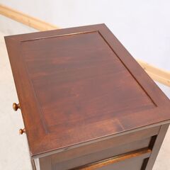 松本民芸家具のC型電話台/キャビネットのご紹介です。ミズメザクラ無垢材を使用したクラシカルなフォルムの和・洋問わず活躍する収納家具です。シンプルな中に上品さを感じさせるデザインの収納力抜群♪の画像