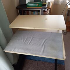 パソコンデスクの画像