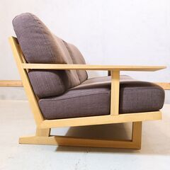 karimoku(カリモク)のWU4712 オーク材 2人掛けソファー。オークの存在感のあるアームが特徴的なラブソファは包み込まれるような座り心地が快適な空間に。北欧スタイルや和モダンなどにも♪の画像