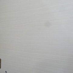 【恵庭】☆中古品☆掃除機収納庫 収納棚 幅57.5×高さ180×奥行41 ホワイト木目 PayPay支払いOK！の画像