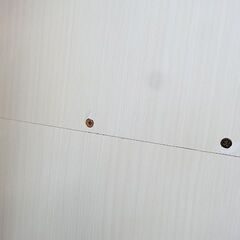 【恵庭】☆中古品☆掃除機収納庫 収納棚 幅57.5×高さ180×奥行41 ホワイト木目 PayPay支払いOK！の画像