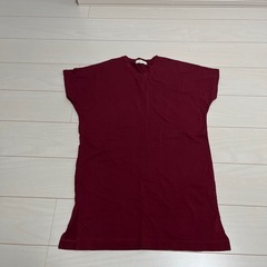 濃い赤色のTシャツ