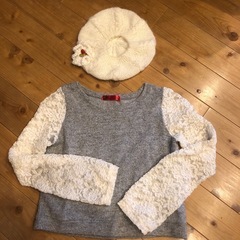 レース袖のセーターとベレー帽