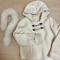 アイボリー ダッフルコート ファー付きの画像