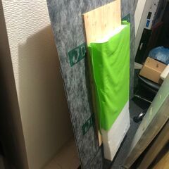 針葉樹合板を加工した大きな板を2セットの画像