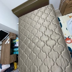 フランスベッドのマットレス&ニトリのベッドの画像