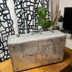 ヴィンテージ金属製トランクの画像