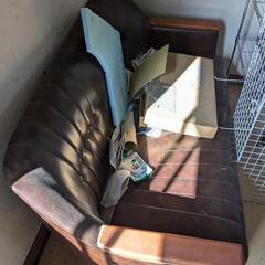 机、ソファの画像