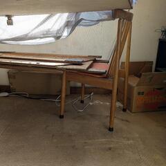 机、ソファの画像