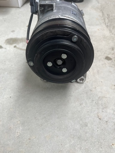 E52エルグランド　エアコンプレッサー　中古