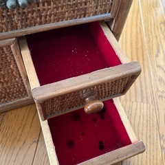 藤のコスメボックスの画像