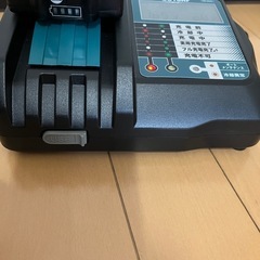 Makita リチウムイオンバッテリー充電器の画像