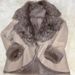 お買い得。更に値下げ。高級フレア ムートンコート ベージュ、希少デザインの画像