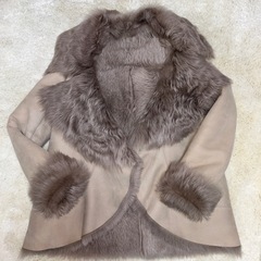 お買い得。更に値下げ。高級フレア ムートンコート ベージュ、希少デザインの画像