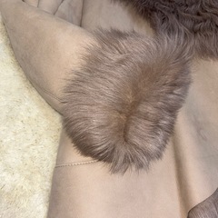 お買い得。更に値下げ。高級フレア ムートンコート ベージュ、希少デザインの画像