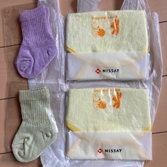 （新品未使用）リサとガスパール柄のベビースタイ前掛けエプロン2枚...