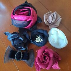 値下げしてます！フェイクファーティペットと薔薇、リボンのブローチの画像