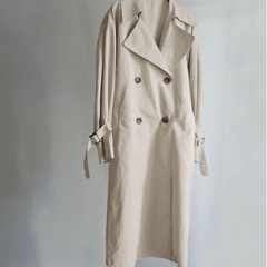 ベージュ プリーツスカート付きトレンチコート Mサイズの画像
