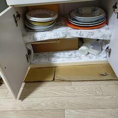 小さい食器棚の画像
