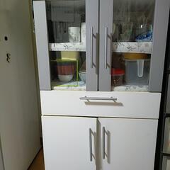 小さい食器棚の画像