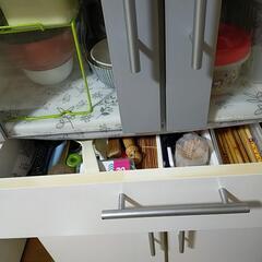 小さい食器棚の画像