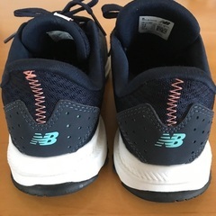 ニューバランス スニーカー23.5の画像