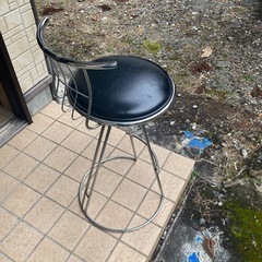 カウンターチェア　椅子　高椅子　黒　ブラック　金属製　背もたれ付き　ハイチェア　の画像