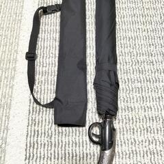 持ち手が銃の形の折りたたみ傘の画像