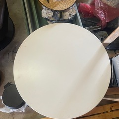 シンプルな丸テーブル 