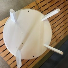 シンプルな丸テーブル の画像
