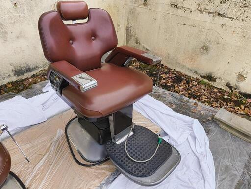 タカラベルモント　バーバーチェア　理容椅子　動作確認済み　中古美品　屋内保存(撮影のみ野外)